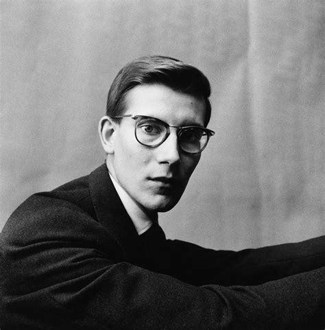 yves saint laurent quem foi|Biografia de Yves Saint Laurent .